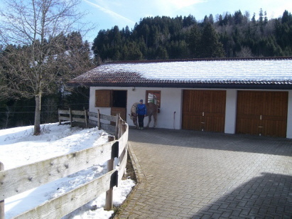 Pferd Ramona mit Steffi am Pferdestall